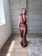 Cargar imagen en el visor de la galería, Milah - Vestido largo halter de satín chocolate