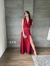Cargar imagen en el visor de la galería, Nebula - Vestido largo satinado color vino