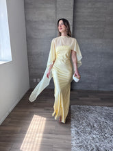 Cargar imagen en el visor de la galería, Sodi - Vestido largo strapless satinado amarillo