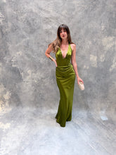 Cargar imagen en el visor de la galería, Loren - Vestido largo de satin color olivo