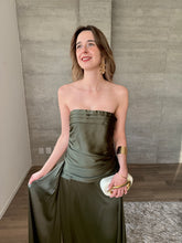 Cargar imagen en el visor de la galería, Nerissa - Vestido largo strapless olivo