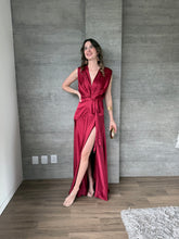 Cargar imagen en el visor de la galería, Nebula - Vestido largo satinado color vino