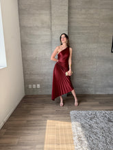 Cargar imagen en el visor de la galería, Nicola - Vestido midi plisado vino