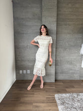 Cargar imagen en el visor de la galería, Cassia - Vestido midi crochet blanco roto