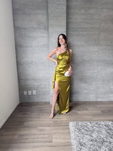 Cargar imagen en el visor de la galería, Duna - Vestido largo satinado verde