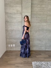 Cargar imagen en el visor de la galería, Seraphine - Vestido largo de mesh azul marino