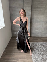 Cargar imagen en el visor de la galería, Agatha - Vestido largo de satin con olanes negro