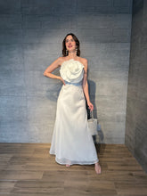Cargar imagen en el visor de la galería, Maelle - Vestido halter con detalle de flor blanco