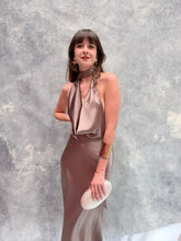 Cargar imagen en el visor de la galería, Milah - Vestido largo halter de satín color gris