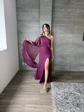 Cargar imagen en el visor de la galería, Máncora - Vestido largo con capa ciruela
