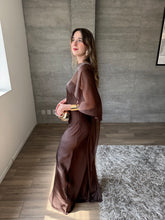 Cargar imagen en el visor de la galería, Sodi - Vestido largo strapless satinado café