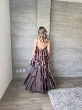 Cargar imagen en el visor de la galería, Hilda - Vestido largo con olanes color chocolate