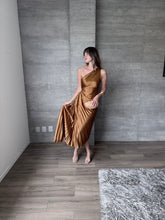 Cargar imagen en el visor de la galería, Nicola - Vestido midi plisado ocre