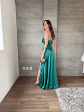 Cargar imagen en el visor de la galería, Mireille - Vestido largo satinado strapless verde azulado