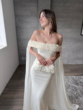 Cargar imagen en el visor de la galería, Arabelle - Vestido largo con capa crema