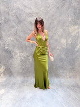 Cargar imagen en el visor de la galería, Loren - Vestido largo de satin color olivo