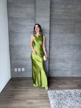 Cargar imagen en el visor de la galería, Marie - Vestido largo satinado verde cartujo