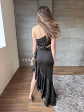 Cargar imagen en el visor de la galería, Galatea - Vestido asimétrico satinado negro