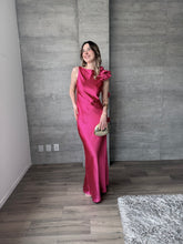 Cargar imagen en el visor de la galería, Francesca - Vestido largo satinado hot pink