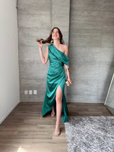 Cargar imagen en el visor de la galería, Renata- Vestido largo satinado asimétrico verde azulado