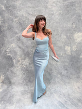 Cargar imagen en el visor de la galería, Nelda - Vestido largo con tirantes y corset azul polvo