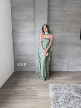 Cargar imagen en el visor de la galería, Sodi - Vestido largo satinado con capa color verde