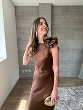 Cargar imagen en el visor de la galería, Francesca - Vestido satinado café