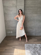 Cargar imagen en el visor de la galería, Nicola - Vestido midi plisado aperlado