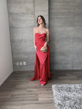 Cargar imagen en el visor de la galería, Milana - Vestido largo strapless rojo