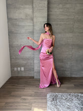 Cargar imagen en el visor de la galería, Marena - Vestido strapless de satín rosa