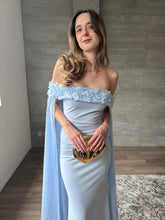 Cargar imagen en el visor de la galería, Arabelle - Vestido largo con capa azul