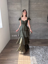 Cargar imagen en el visor de la galería, Viña - Vestido largo con olanes olivo