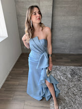 Cargar imagen en el visor de la galería, Odetta - Vestido largo strapless azul cielo