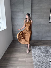 Cargar imagen en el visor de la galería, Nicola - Vestido midi plisado ocre