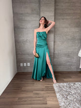 Cargar imagen en el visor de la galería, Mireille - Vestido largo satinado strapless verde azulado