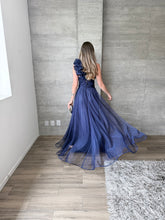 Cargar imagen en el visor de la galería, Minerva - Vestido largo de tul con escarola marino