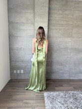 Cargar imagen en el visor de la galería, Marena - Vestido largo strapless satinado verde sage