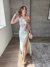 Cargar imagen en el visor de la galería, Allure - Vestido largo satinado verde con estampado floral