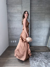 Cargar imagen en el visor de la galería, Agatha - Vestido largo satinado mocha