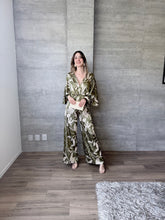Cargar imagen en el visor de la galería, Arbolada - Jumpsuit estampado floral olivo