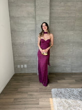 Cargar imagen en el visor de la galería, Génova - Vestido largo strapless color ciruela