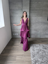 Cargar imagen en el visor de la galería, Juliette - Vestido largo plisado con olanes ciruela