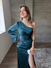 Cargar imagen en el visor de la galería, Polina - Vestido largo de satín con una manga verde azulado