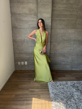 Cargar imagen en el visor de la galería, Piera - Vestido verde largo satinado