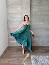 Cargar imagen en el visor de la galería, Varena - Vestido largo plisado verde