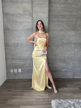 Cargar imagen en el visor de la galería, Marena - Vestido strapless de satín amarillo