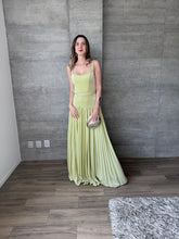 Cargar imagen en el visor de la galería, Prosseco - Vestido largo plisado verde