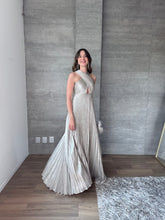 Cargar imagen en el visor de la galería, Ares - Vestido largo satinado plateado