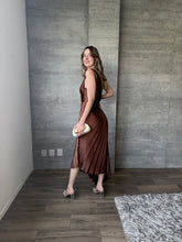 Cargar imagen en el visor de la galería, Nicola - Vestido midi plisado chocolate