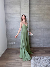 Cargar imagen en el visor de la galería, Alboran - Vestido largo plisado olivo